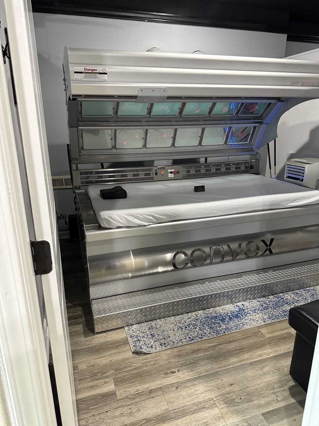 Private tanning room with a high-pressure tanning bed